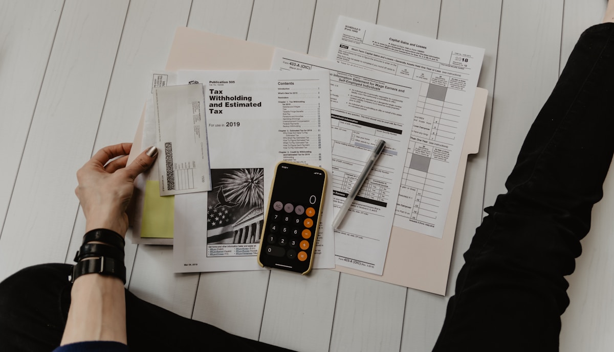 Documents financiers et calculs patrimoniaux illustrant la fiscalité en 2026, Étude Jestin-Bobrow à Évry-Courcouronnes